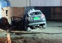 Carro capota, colide em muro e motorista fica preso às ferragens na BR-470, em Indaial