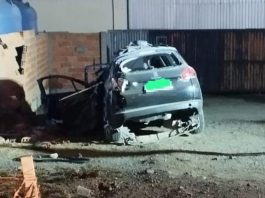 Carro capota, colide em muro e motorista fica preso às ferragens na BR-470, em Indaial