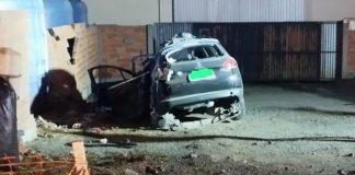 Carro capota, colide em muro e motorista fica preso às ferragens na BR-470, em Indaial