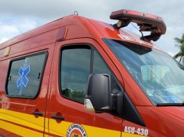 Colisão entre carro e motocicleta deixa uma pessoa ferida no bairro Fortaleza, em Blumenau