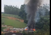 VÍDEO - Edificação é atingida por incêndio e bombeiros buscam por vítima em Blumenau