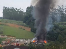 VÍDEO - Edificação é atingida por incêndio e bombeiros buscam por vítima em Blumenau