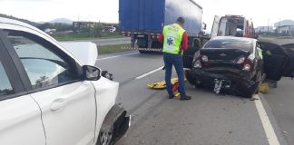 Colisão entre dois carros deixa uma pessoa ferida na BR-470