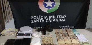 PM recebe denúncia e prende homens com crack, cocaína, notas falsas e arma em Ilhota