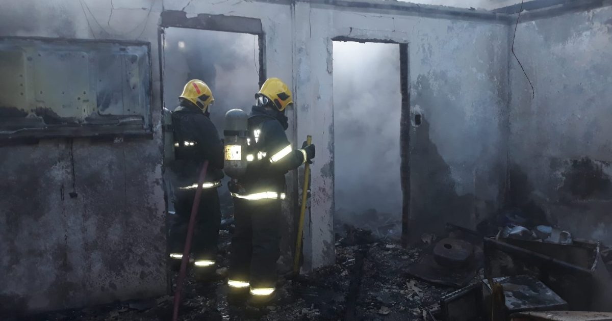 Após disjuntor do chuveiro desligar, mulher descobre que casa pegava fogo em Blumenau