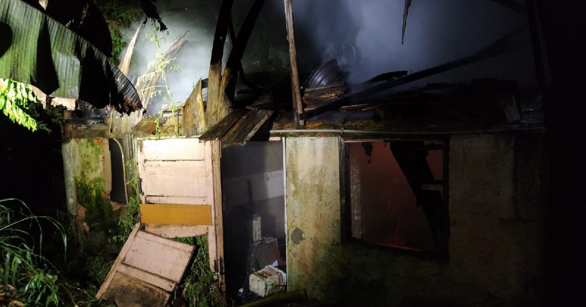 Casa mista é parcialmente destruída por incêndio no Vila Nova, em Blumenau