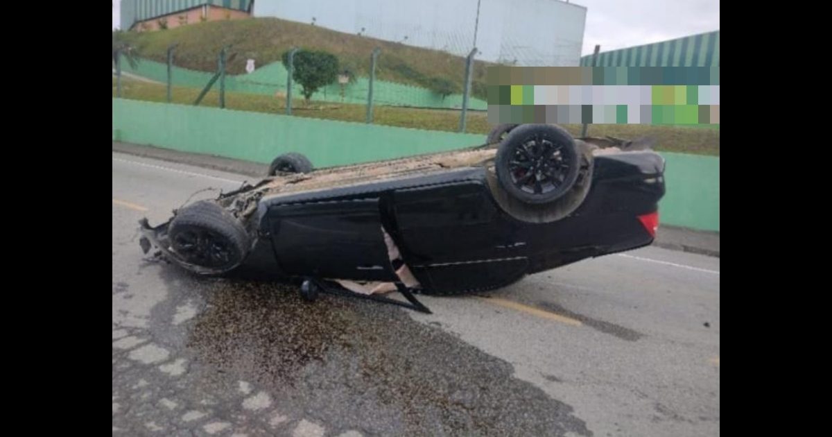 Carro capota em Indaial e motorista abandona veículo na pista