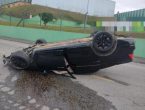 Carro capota em Indaial e motorista abandona veículo na pista