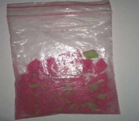 Casal tenta fugir de abordagem da PM e acaba preso com 60 comprimidos de ecstasy