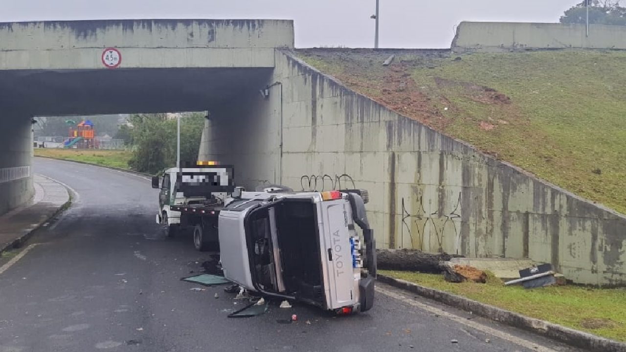 Idoso perde controle e capota Kombi em avenida de Blumenau; veja