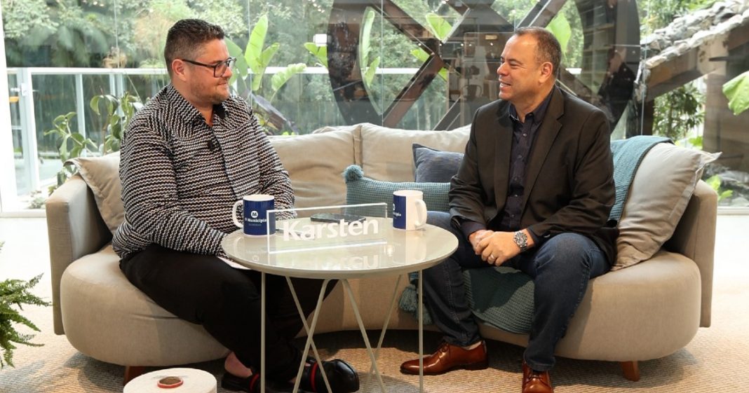 gustavo siqueira e renato medeiros sentados em sofá durante entrevista