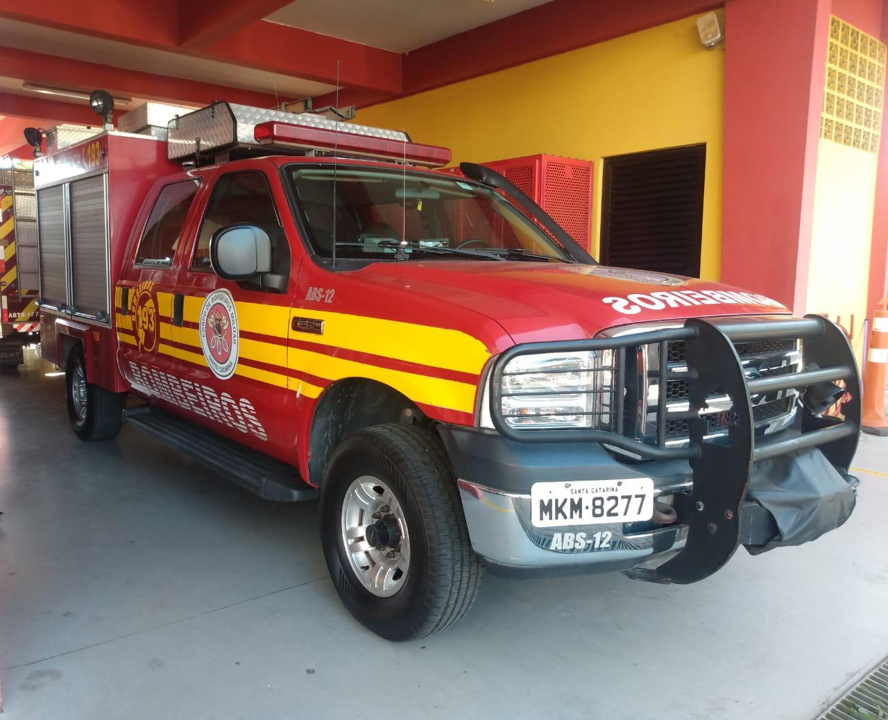 Bombeiro militar produz caminhões de madeira para doar a crianças carentes  de Chapecó, Santa Catarina