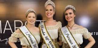 Coroa em casa: rainha da 38ª Oktoberfest Blumenau é coroada pelas mãos da irmã, princesa da 37ª edição