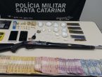 PM recebe denúncia de tráfico e homem é preso com arma, munições e drogas no bairro Fortaleza, em Blumenau