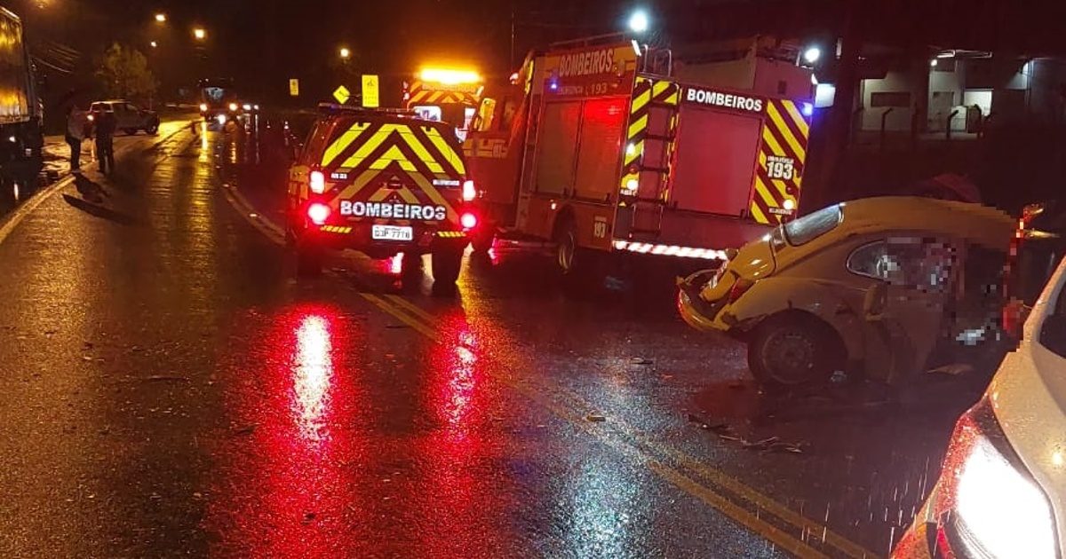 Duas pessoas morrem após colisão entre fusca e caminhão em Blumenau