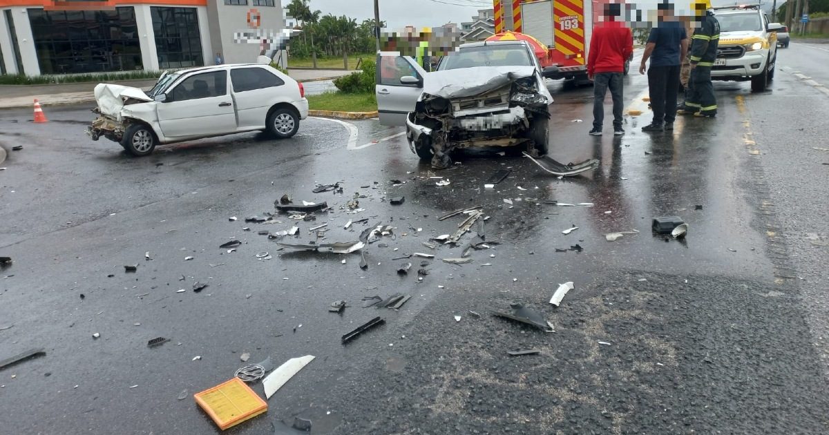 Colisão frontal entre dois carros deixa sete pessoas feridas em Gaspar