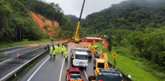 Saiba quantos bombeiros de Santa Catarina atuam na ocorrência de deslizamento na BR-376