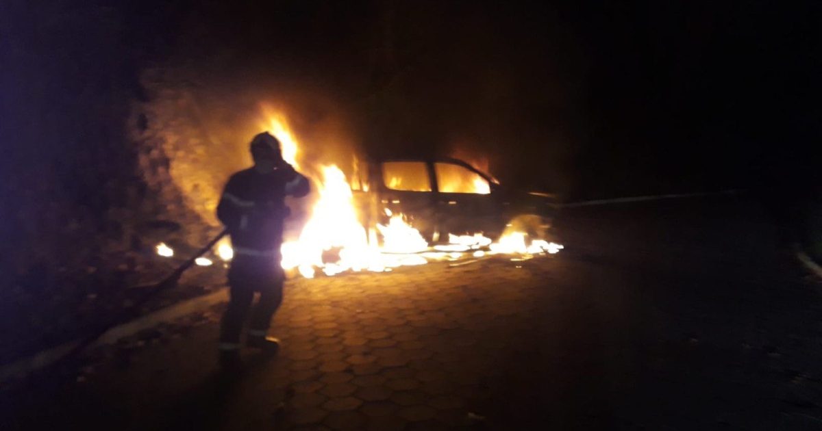 Carro fica destruído após ser atingido por incêndio no Alto Vale do Itajaí