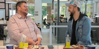 gustavo siqueira e john blanc conversando