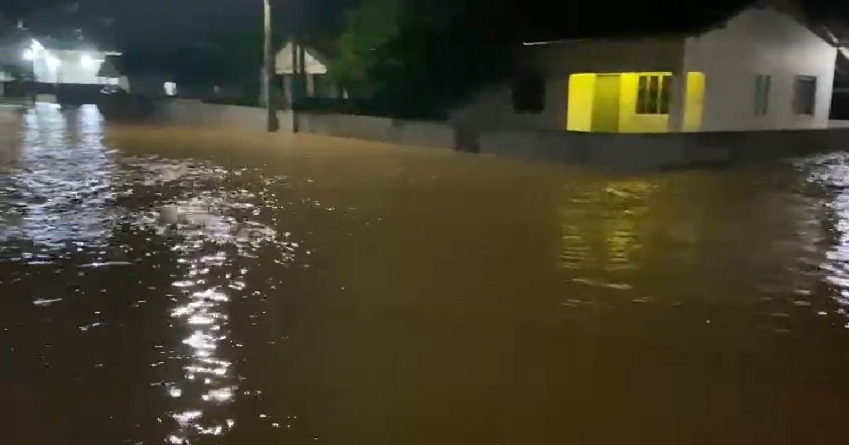VÍDEO - Bombeiros realizam buscas por pessoas desaparecidas após fortes chuvas em Rodeio