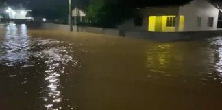 VÍDEO - Bombeiros realizam buscas por pessoas desaparecidas após fortes chuvas em Rodeio