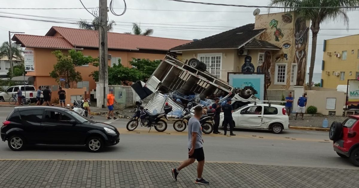 Caminhão que transportava galões de água capota em Santa Catarina