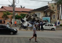 Caminhão que transportava galões de água capota em Santa Catarina