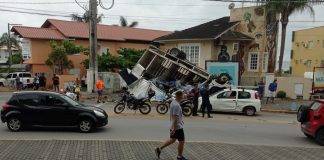 Caminhão que transportava galões de água capota em Santa Catarina