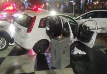 VÍDEO - Três homens armados assaltam farmácia, tentam fugir e colidem em carros em Blumenau