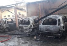 Três veículos são destruídos após incêndio em garagem em Gaspar