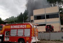 Incêndio atinge edificação e mobiliza Corpo de Bombeiros em Blumenau