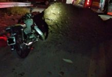 Motociclista colide em barreira de ponte interditada e fica ferido no Alto Vale do Itajaí