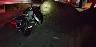 Motociclista colide em barreira de ponte interditada e fica ferido no Alto Vale do Itajaí