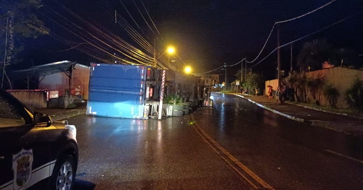 Caminhão tomba na rua Bahia e via fica parcialmente interditada em Blumenau