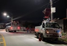 Ônibus colide em caminhão de manutenção de rede elétrica e homem fica ferido em Ilhota