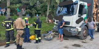 Motociclista morre após colidir em caminhão no Alto Vale do Itajaí