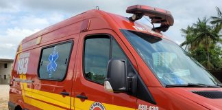 Motociclista fica ferido após colidir em carreta em Blumenau