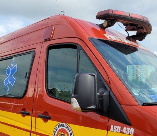 Motociclista fica ferido após colidir em carreta em Blumenau