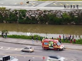 Motorista de aplicativo cai com carro no rio Itajaí-Mirim, em Brusque