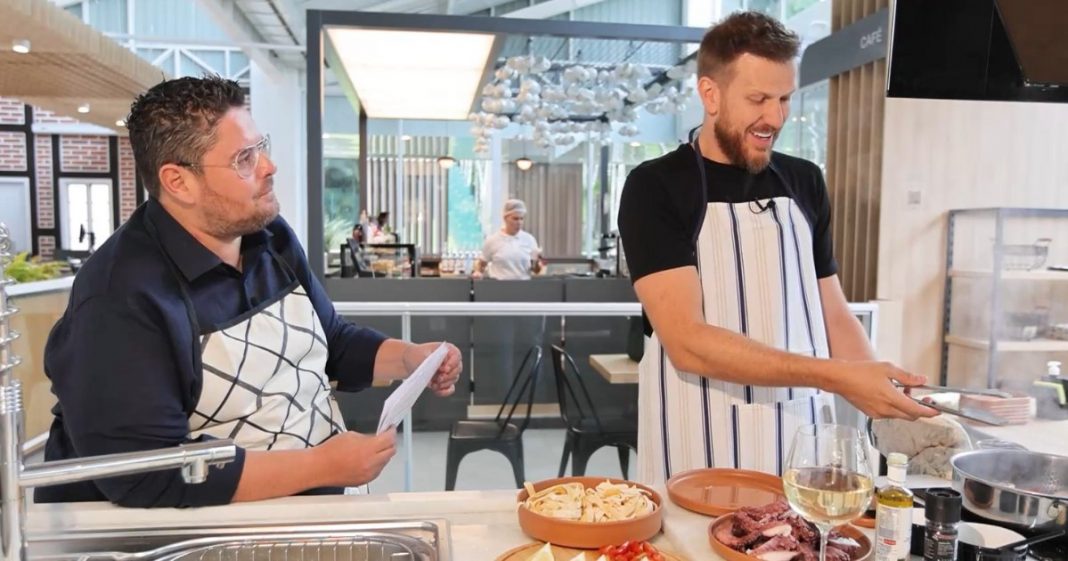 Diego Tulio cozinhando uma massa com frutos do mar com Gustavo Siqueira