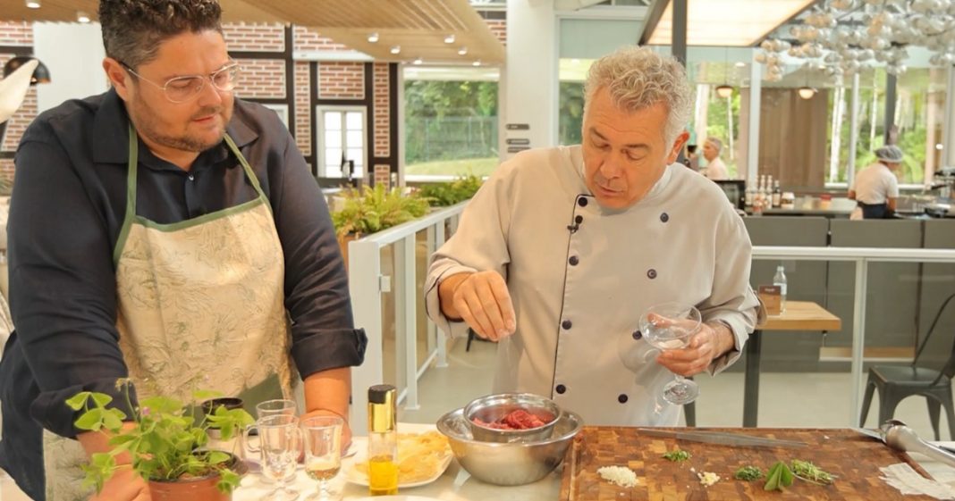 Gustavo Siqueira e Mauro Kirsten preparando receita de Hackepeter