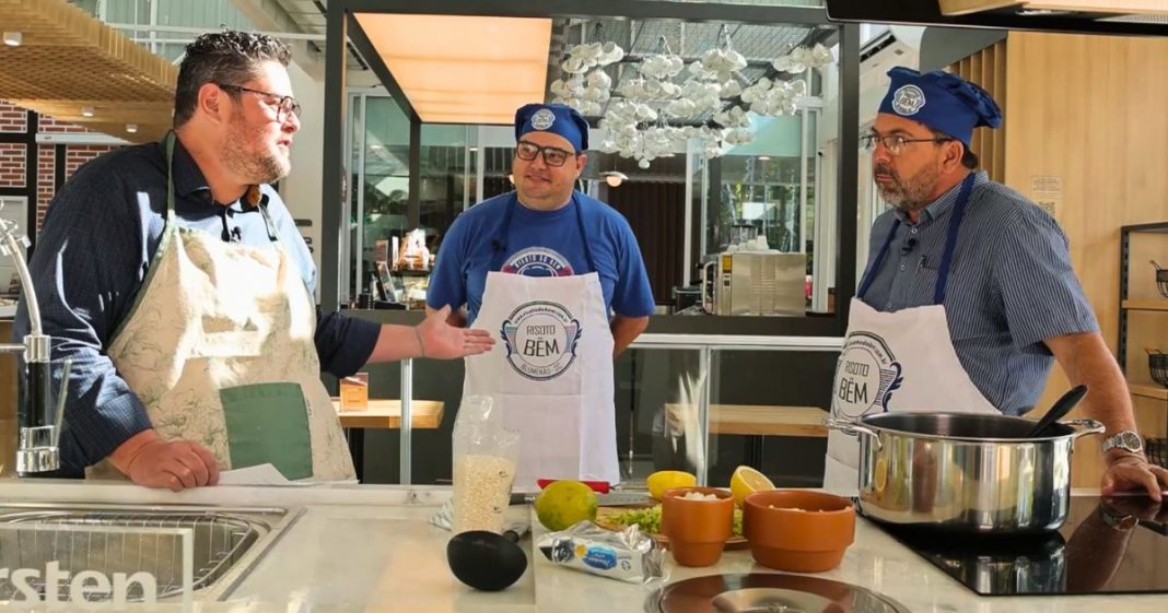 gustavo siqueira, ivo dickmann e alaor da silva cozinhando risoto de alho-poró com queijo bie