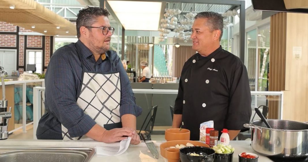 Gustavo Siqueira e Almir Vieira preparam risoto de palmito com alho-poró