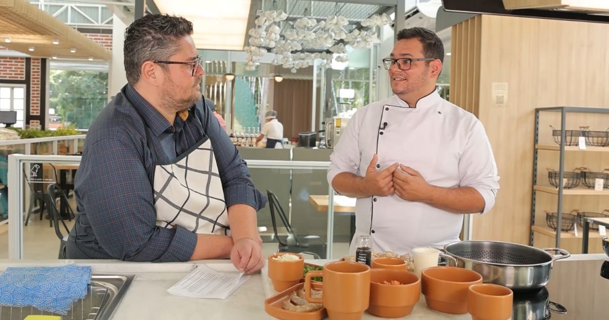 Gustavo Siqueira e Lucas Paiva preparando chiclete de camarão