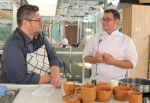 Gustavo Siqueira e Lucas Paiva preparando chiclete de camarão