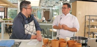 Gustavo Siqueira e Lucas Paiva preparando chiclete de camarão