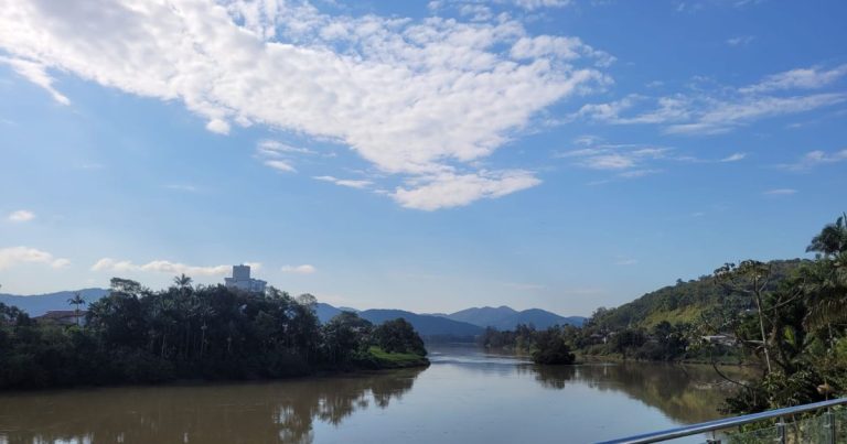 tempo, clima, previsão, sol, chuva, nublado, gaspar, blumenau, previsão do tempo, rio, morro, arvore, céu, azul, solzão, calor, frio, fresco