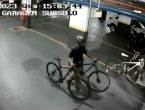 Homem é flagrado furtando bicicletas em Blumenau