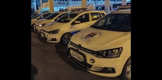 Motorista sofre mal súbito, invade contramão e colide com carro, em Blumenau