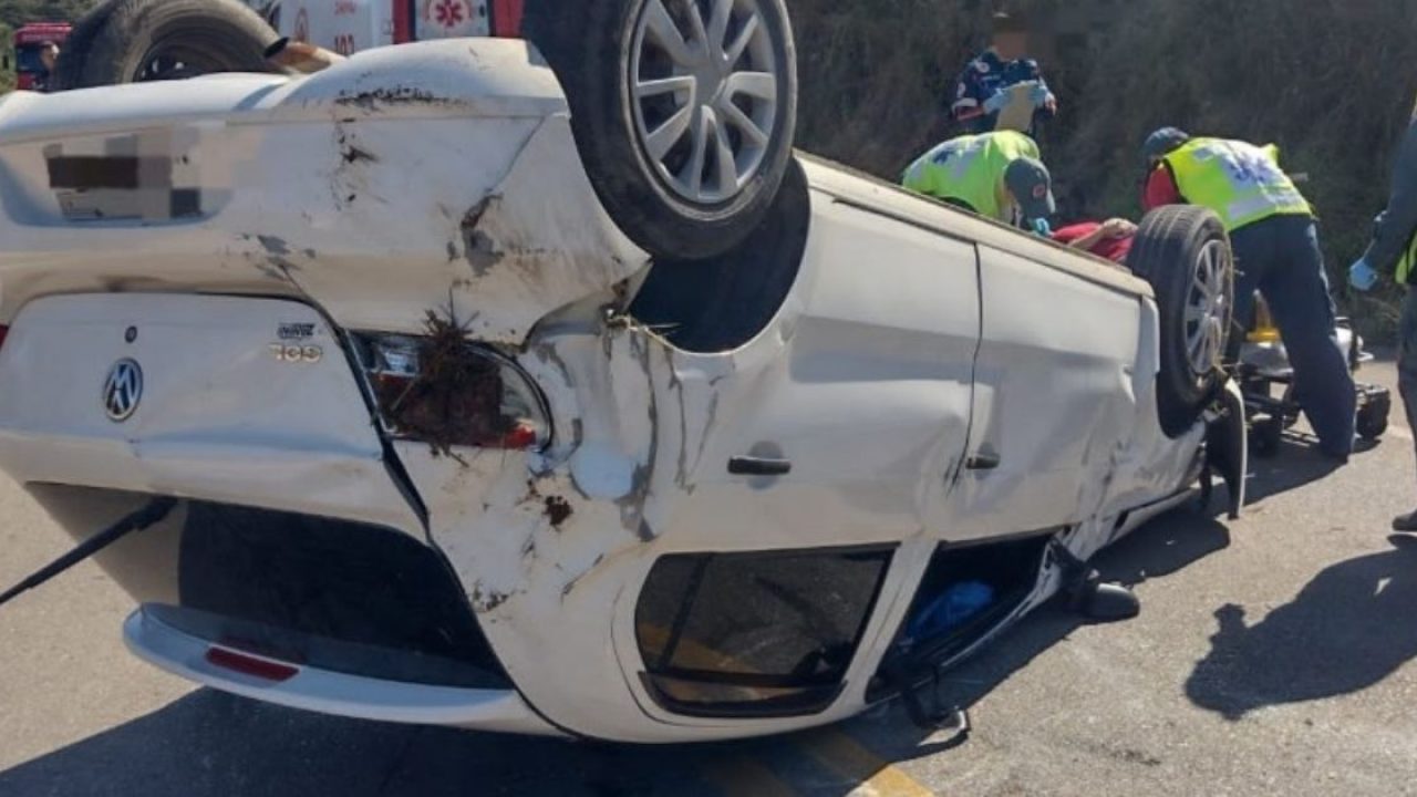 Carro da Argentina sai da pista e bate em barranco na BR-282 em Irani